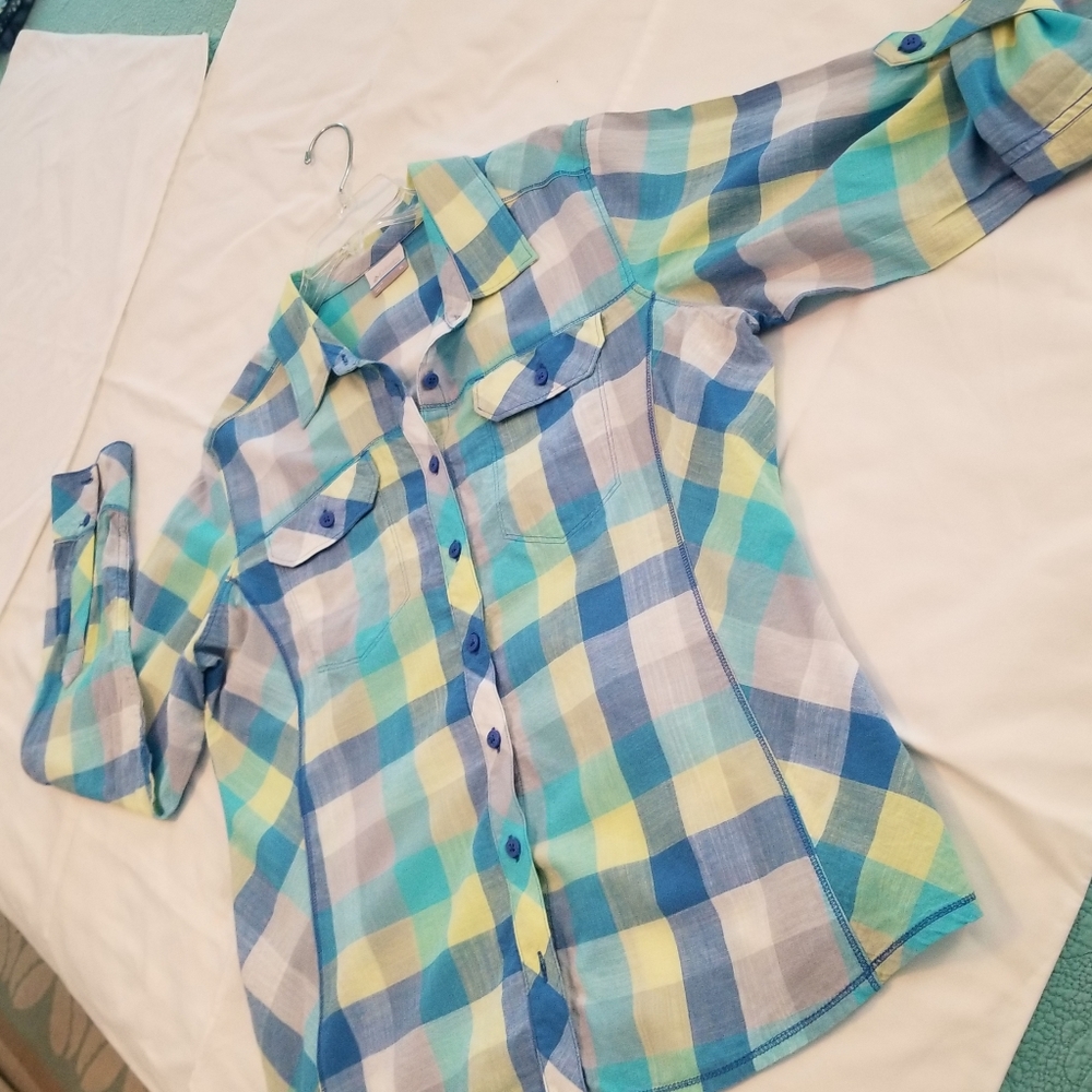 Columbia plaid shirt with princess seams and tab sleeves, size Large